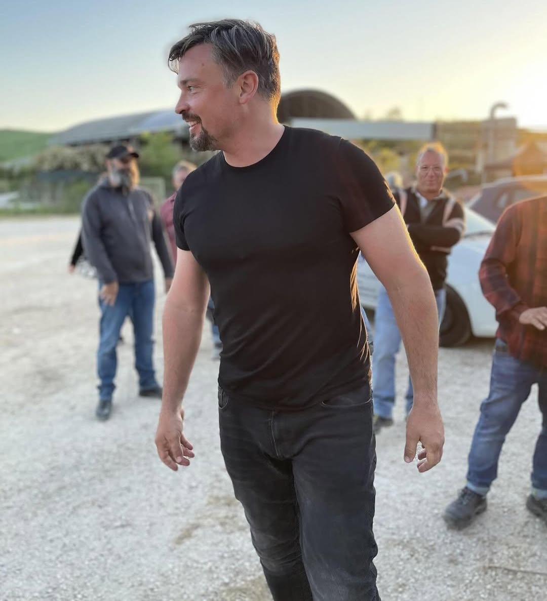 Вы его не узнаете! Как выглядит главный красавчик из "Тайн Смолвиля" (фото)