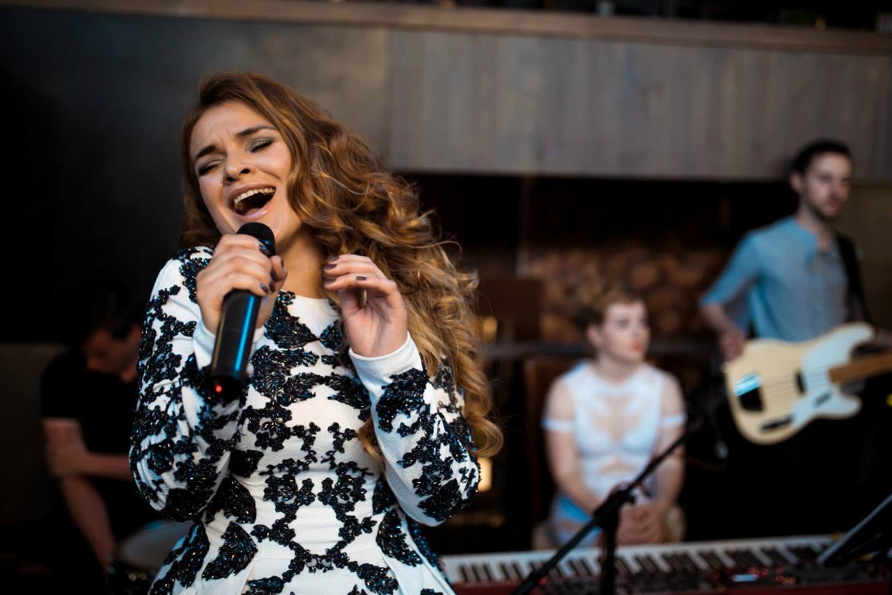 Поет и работает стоматологом: как сейчас выглядит победительница &quot;Шанса&quot; Олеся Киричук (фото)