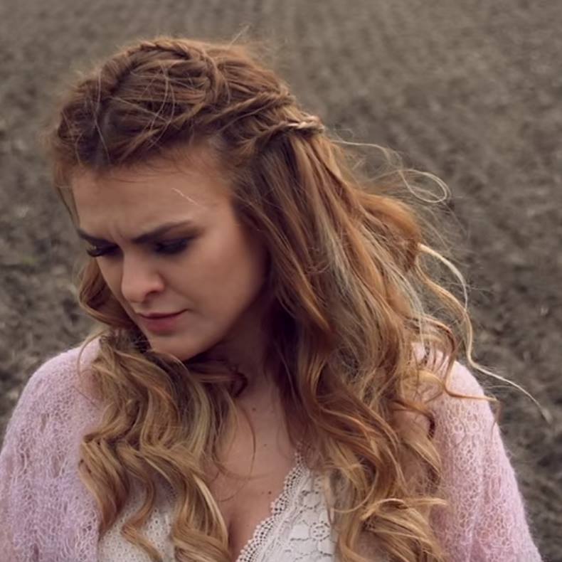 Поет и работает стоматологом: как сейчас выглядит победительница &quot;Шанса&quot; Олеся Киричук (фото)