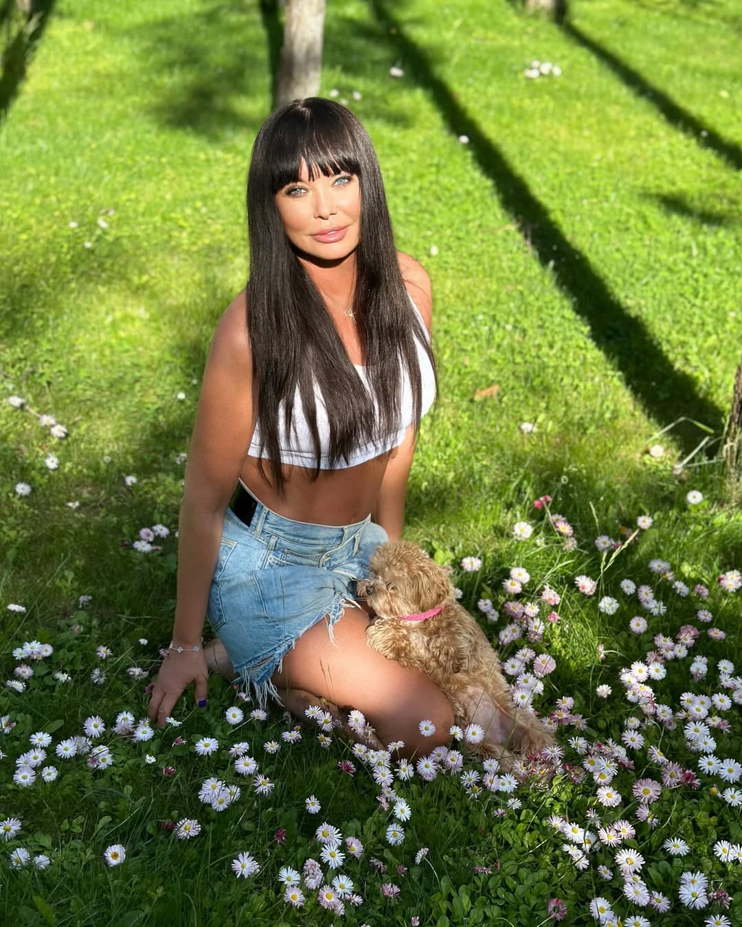 59-летняя Ассия Ахат в топе похвасталась идеально плоским животиком и пышным бюстом