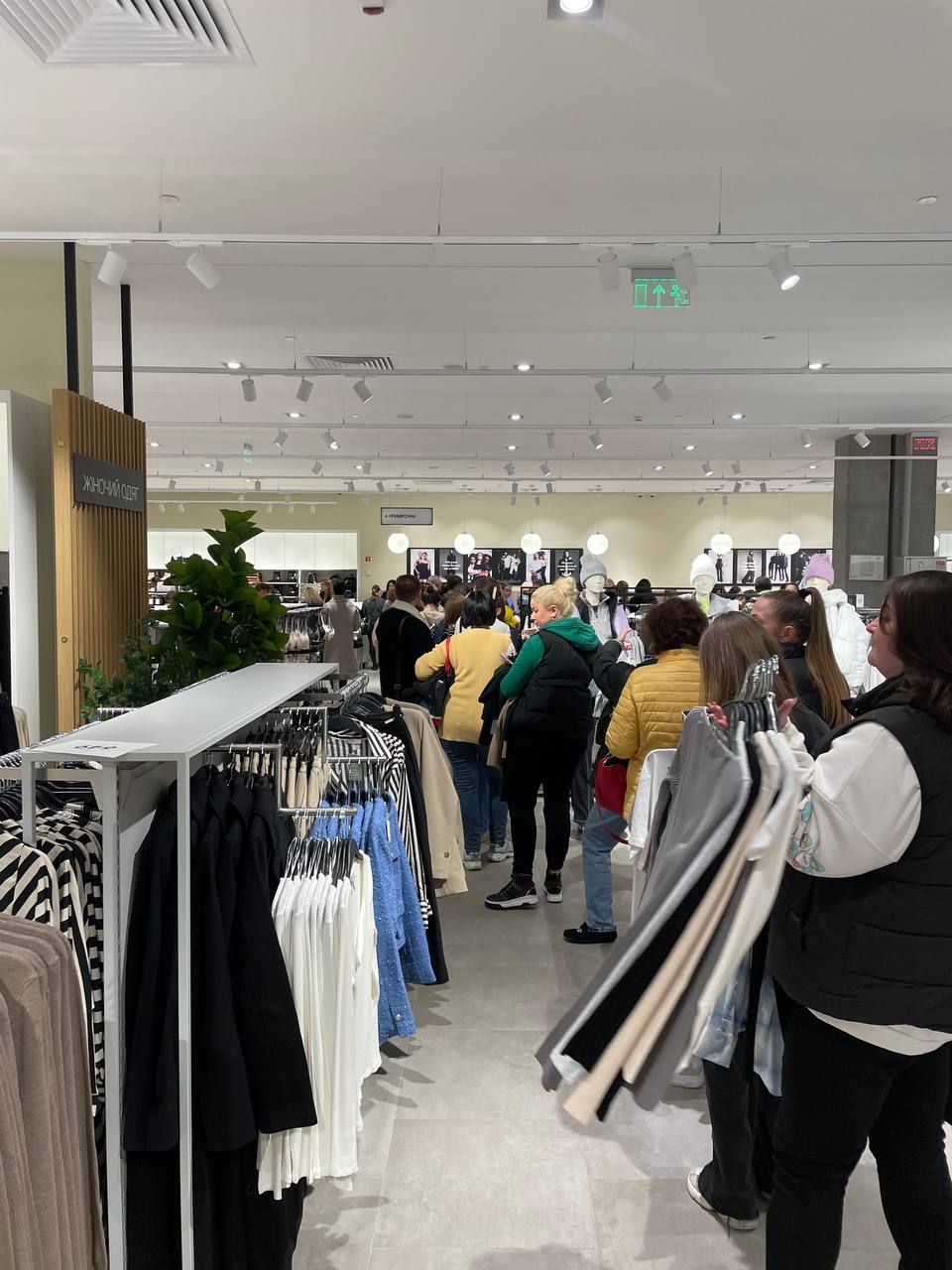 H&M повернувся до України: фото та відео черг та емоції модників