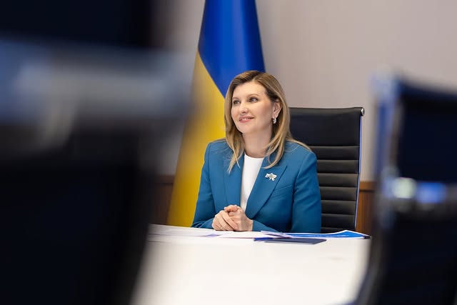 Яркий костюм и особенная брошь. Зеленская показала новый лаконичный аутфит (фото)