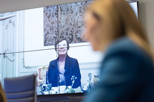 Яркий костюм и особенная брошь. Зеленская показала новый лаконичный аутфит (фото)