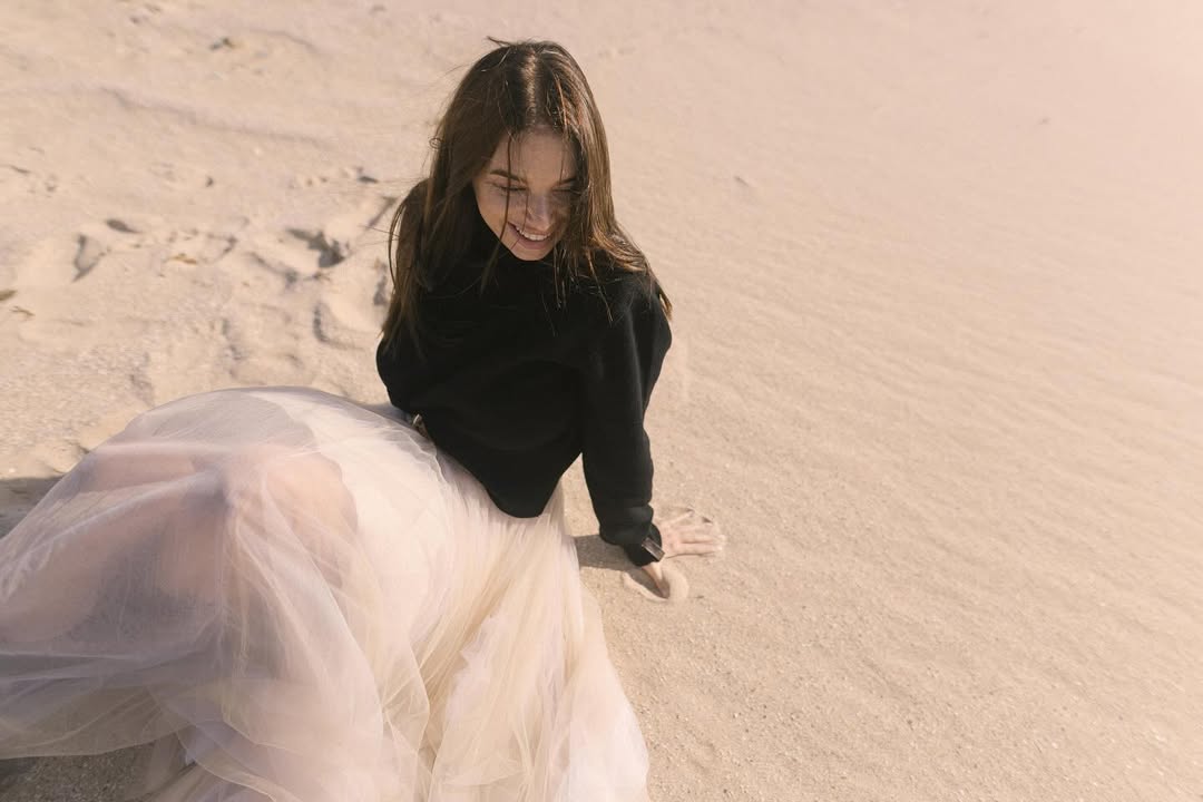 Пышная юбка и свитер: жена Усика показала образ для вечеринки или на каждый день