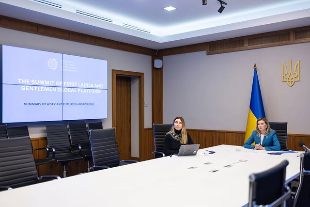 Яркий костюм и особенная брошь. Зеленская показала новый лаконичный аутфит (фото)