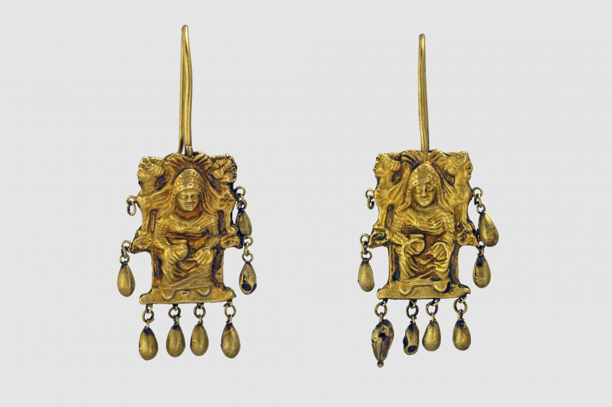 Украинские ученые показали скифские украшения с изображением богини, которые нашли возле Запорожья: им более 2300 лет