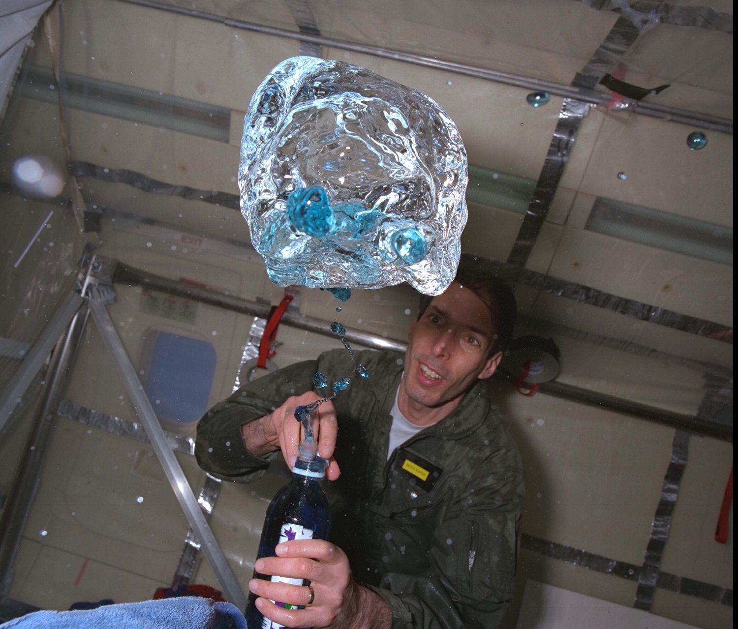 Куда космонавты девают грязные носки и как стирают одежду на орбите