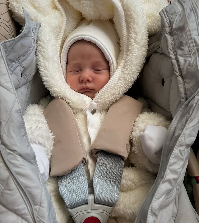 Позитив, який став батьком, показав зворушливі фото новонародженої донечки