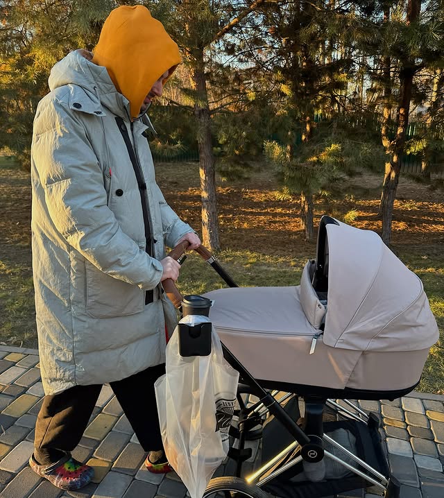 Позитив, який став батьком, показав зворушливі фото новонародженої донечки
