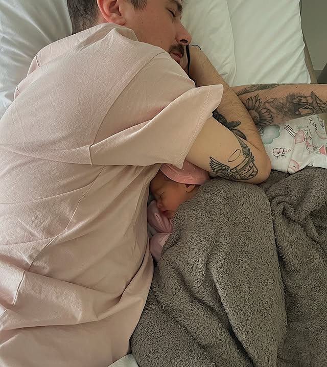 Позитив, який став батьком, показав зворушливі фото новонародженої донечки