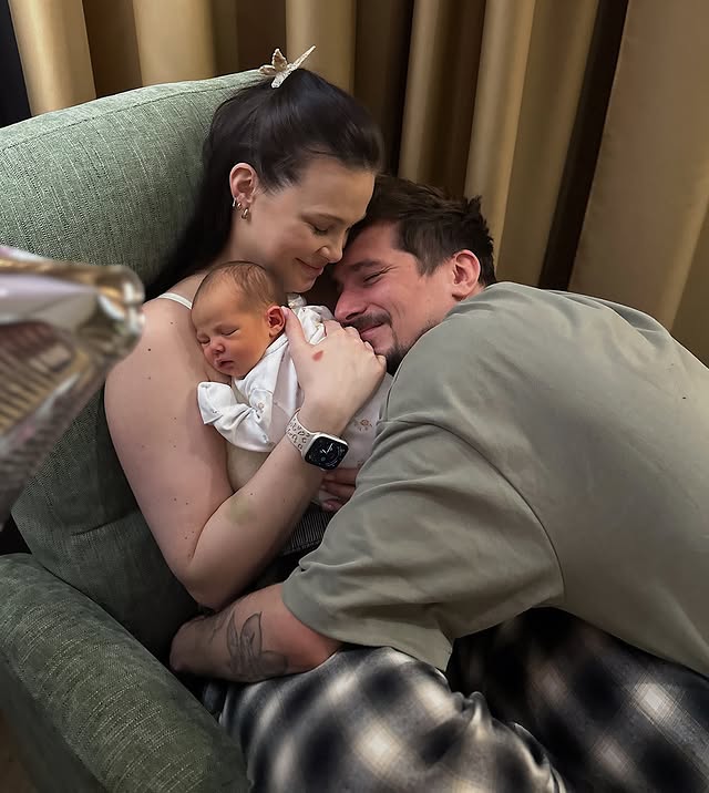 Дружина Позитива замилувала новими фото з маленькою донькою, яку називають копією тата