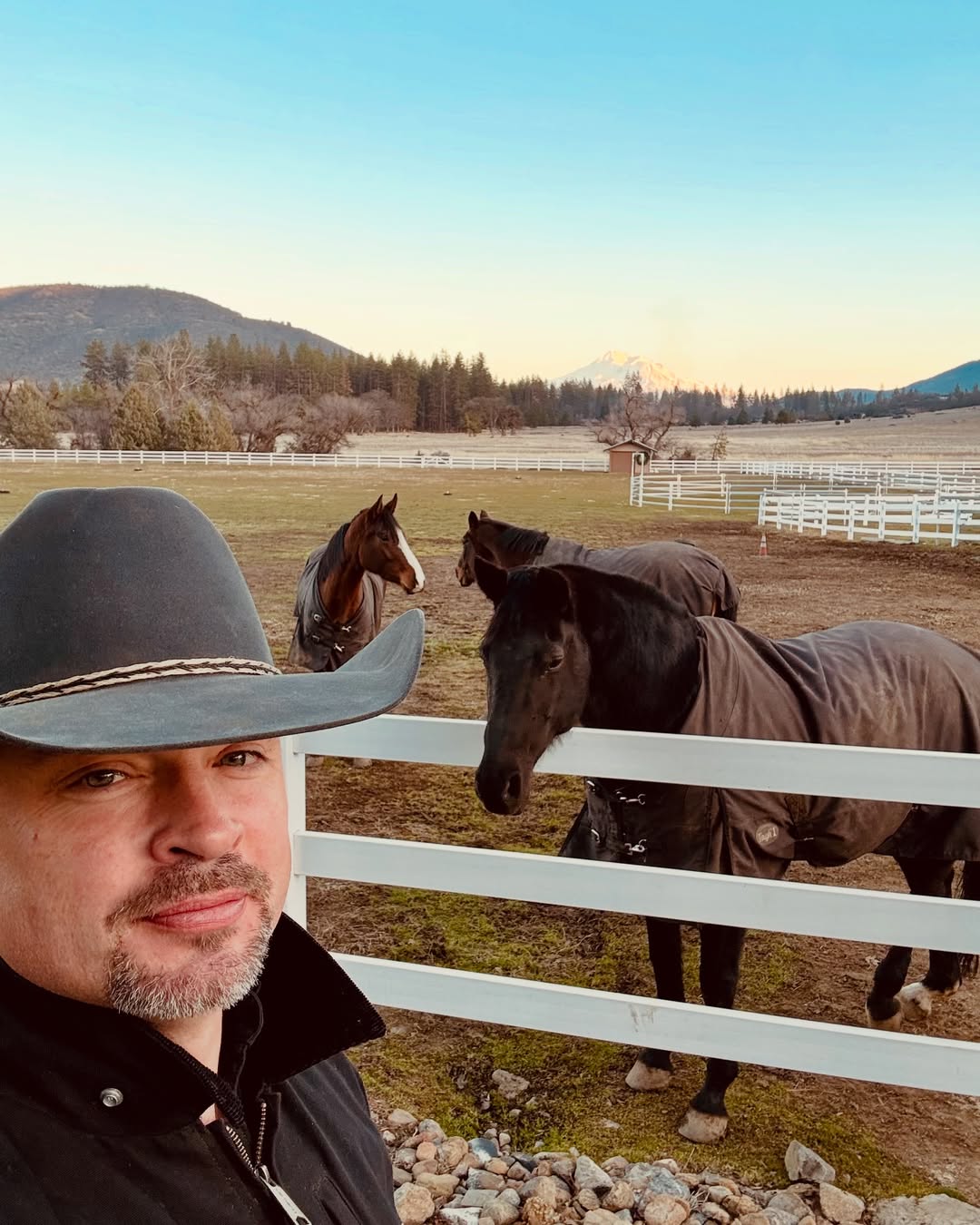 Вы его не узнаете! Как выглядит главный красавчик из "Тайн Смолвиля" (фото)