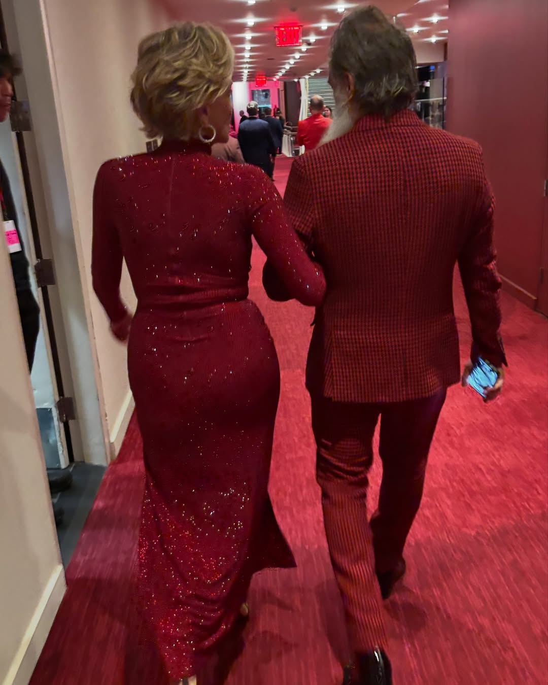 66-летняя Шэрон Стоун в ярком платье с разрезом ошеломила стройной фигурой