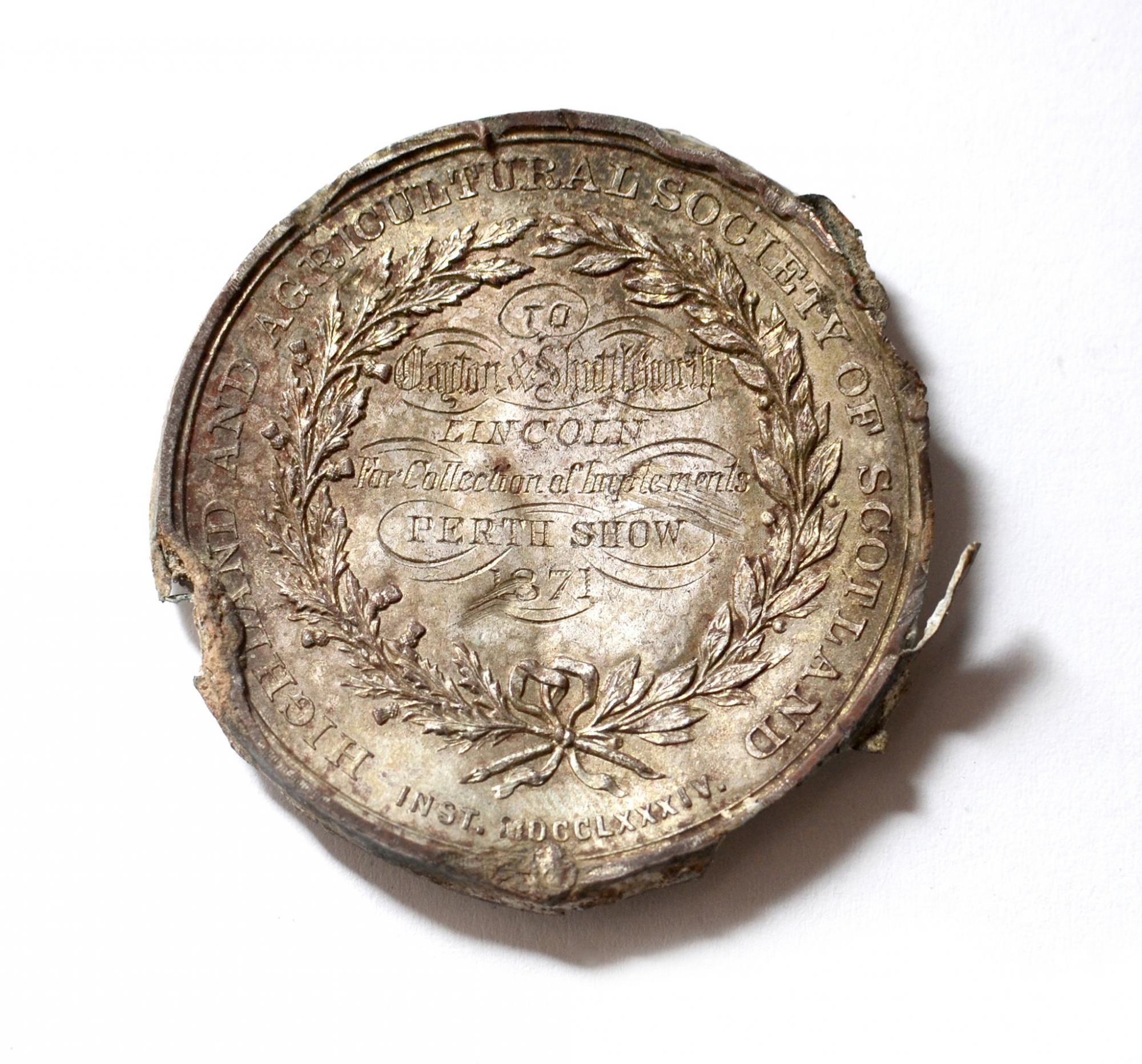 На территории древнего монастыря возле Днепра нашли загадочную шотландскую медаль: как она туда попала?