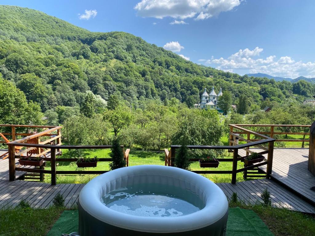 Весняні вихідні в Карпатах: топ будинків і котеджів, де можна відпочити на природі