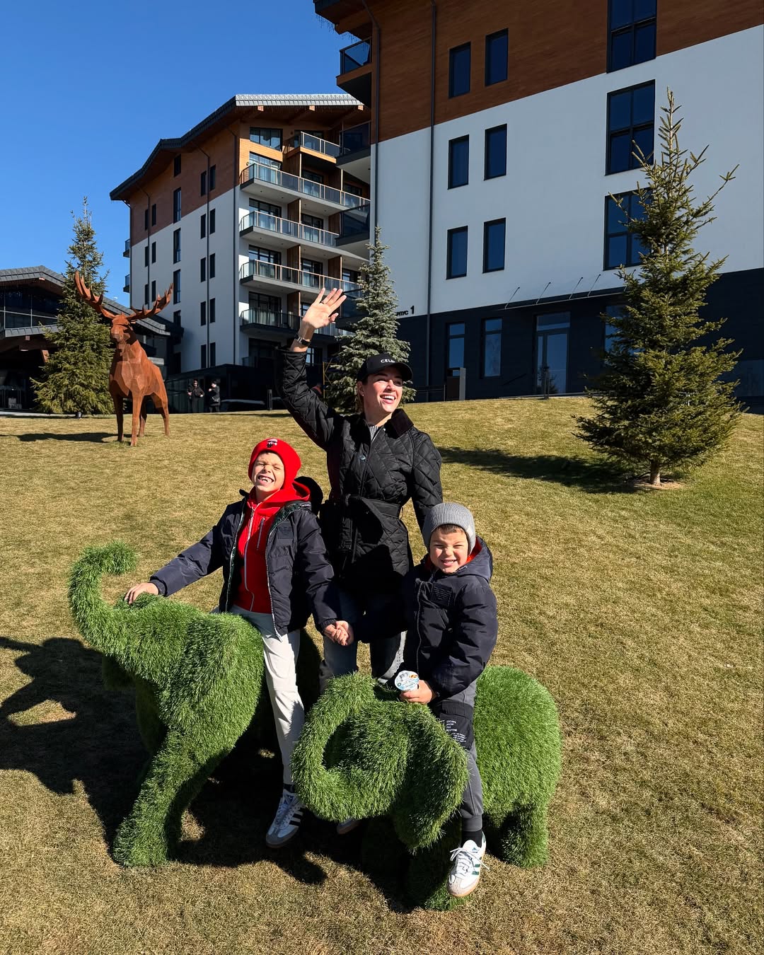 Жена Решетника засветила &quot;лакшери-лук&quot; на отдыхе с детьми: куртка от Burberry, кепка - от Celine (фото)