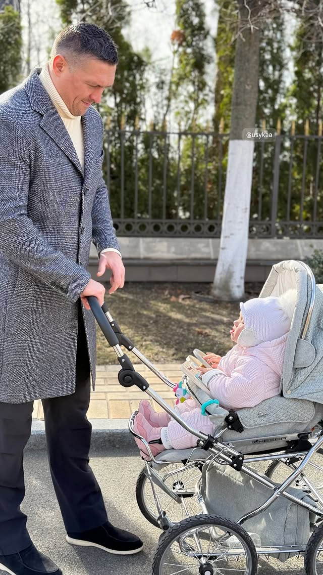 Куртка за 100 тисяч. Скільки коштує &quot;лук&quot;, в якому дружина Усика гуляє з донькою