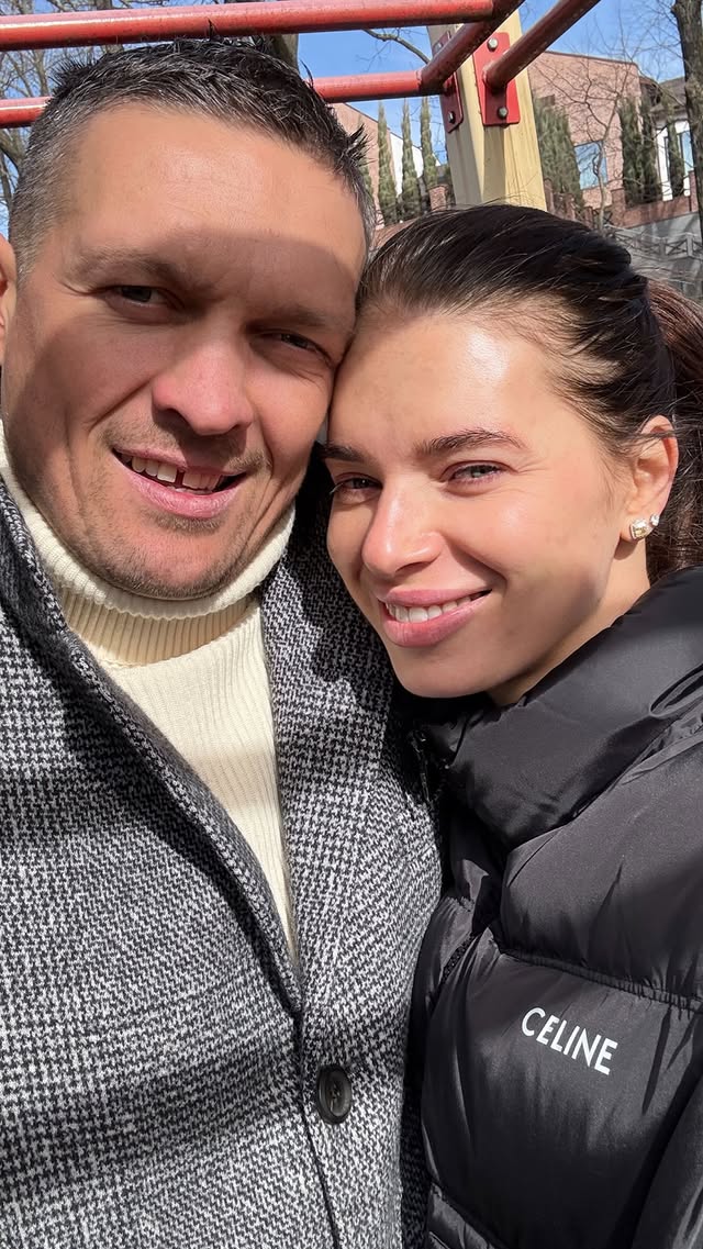 Куртка за 100 тисяч. Скільки коштує &quot;лук&quot;, в якому дружина Усика гуляє з донькою