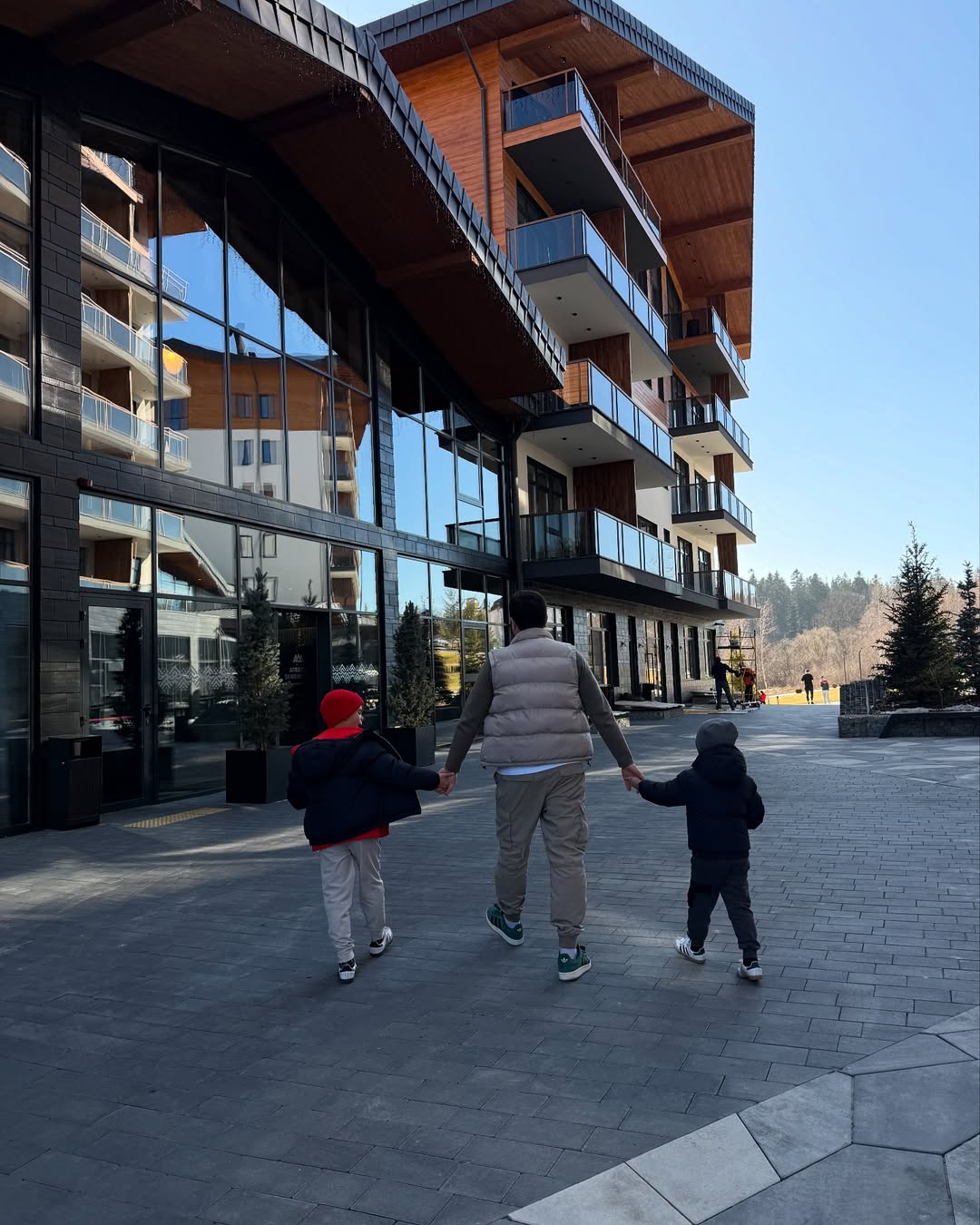 Жена Решетника засветила &quot;лакшери-лук&quot; на отдыхе с детьми: куртка от Burberry, кепка - от Celine (фото)