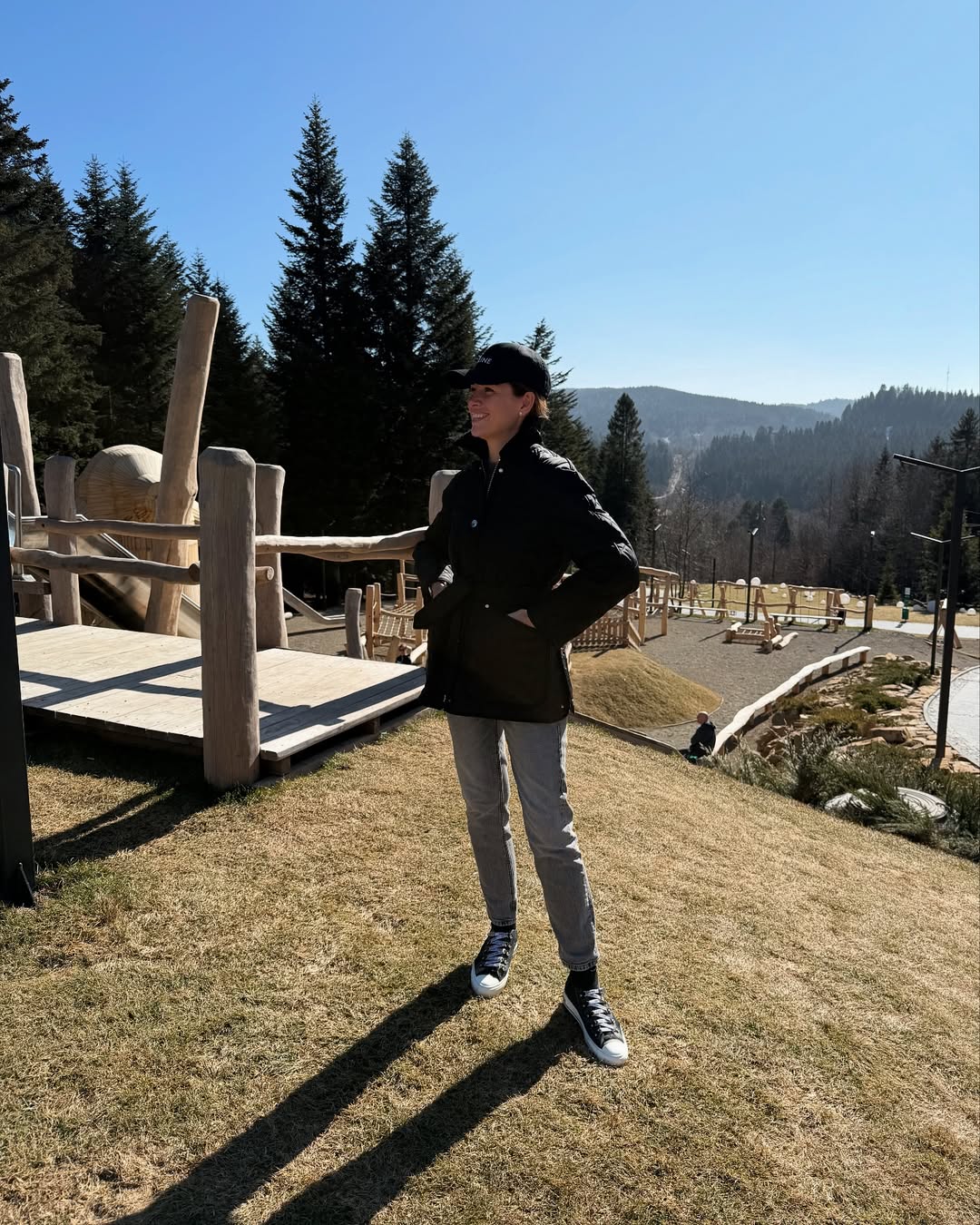 Жена Решетника засветила &quot;лакшери-лук&quot; на отдыхе с детьми: куртка от Burberry, кепка - от Celine (фото)