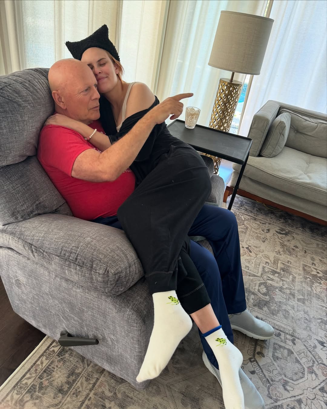 Демі Мур показала 70-річного Брюса Вілліса в оточені доньок: зворушливі фото