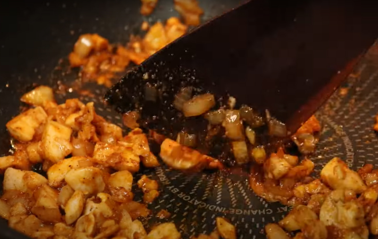 Фаршированные шампиньоны с сыром: невероятное блюдо с простыми ингредиентами