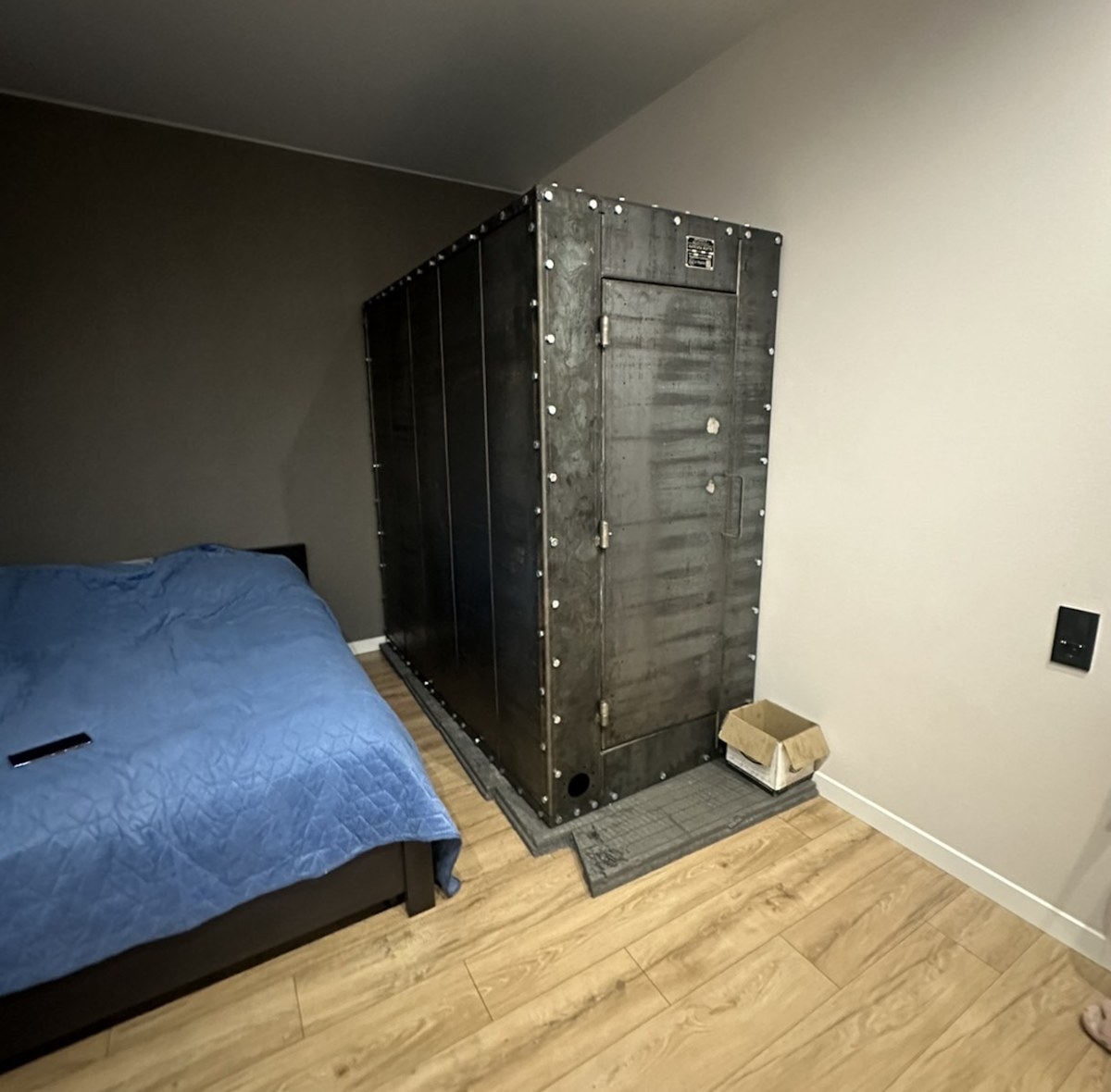 Украинец создал "Капсулу жизни" для защиты от ракетных обстрелов (фото и видео)