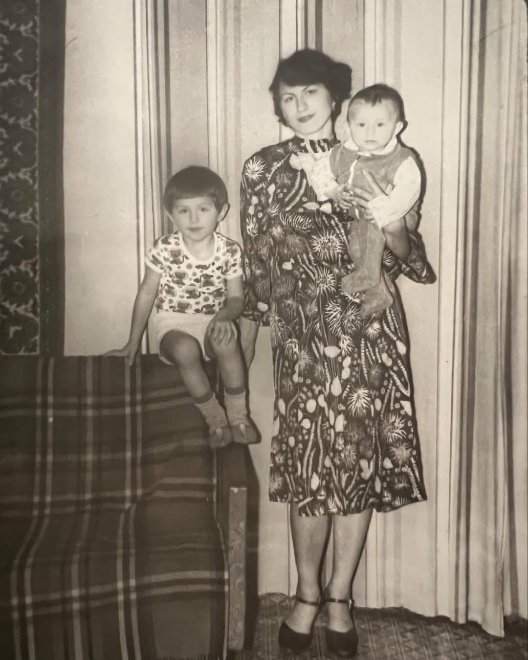 Как две капли воды: Притула очаровал редким фото с мамой