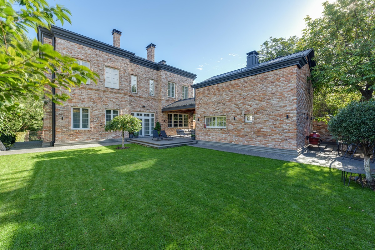 Царский кирпич и американский стиль. В Киеве сдают дом более чем за миллион гривен! (фото)