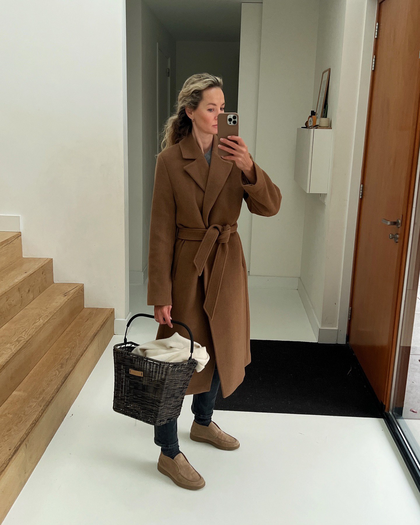 З чим носити джинси восени та взимку: блогерка показала 7 стильних образів на кожен день