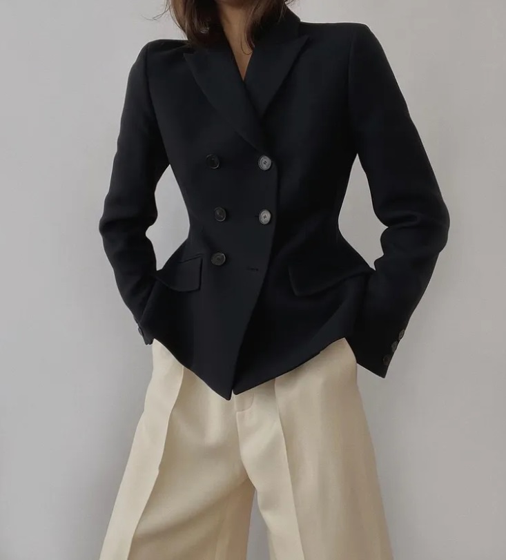 Какие цвета сочетать с черным, чтобы создать элегантный и дорогой образ