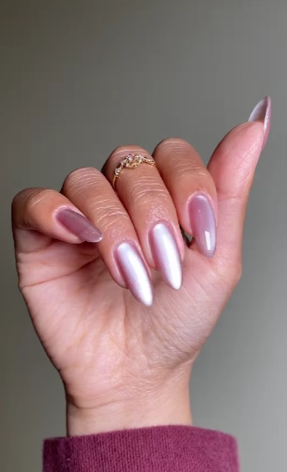 Манікюр &quot;оксамитове скло&quot; стає трендом: 11 модних ідей на зиму 2025