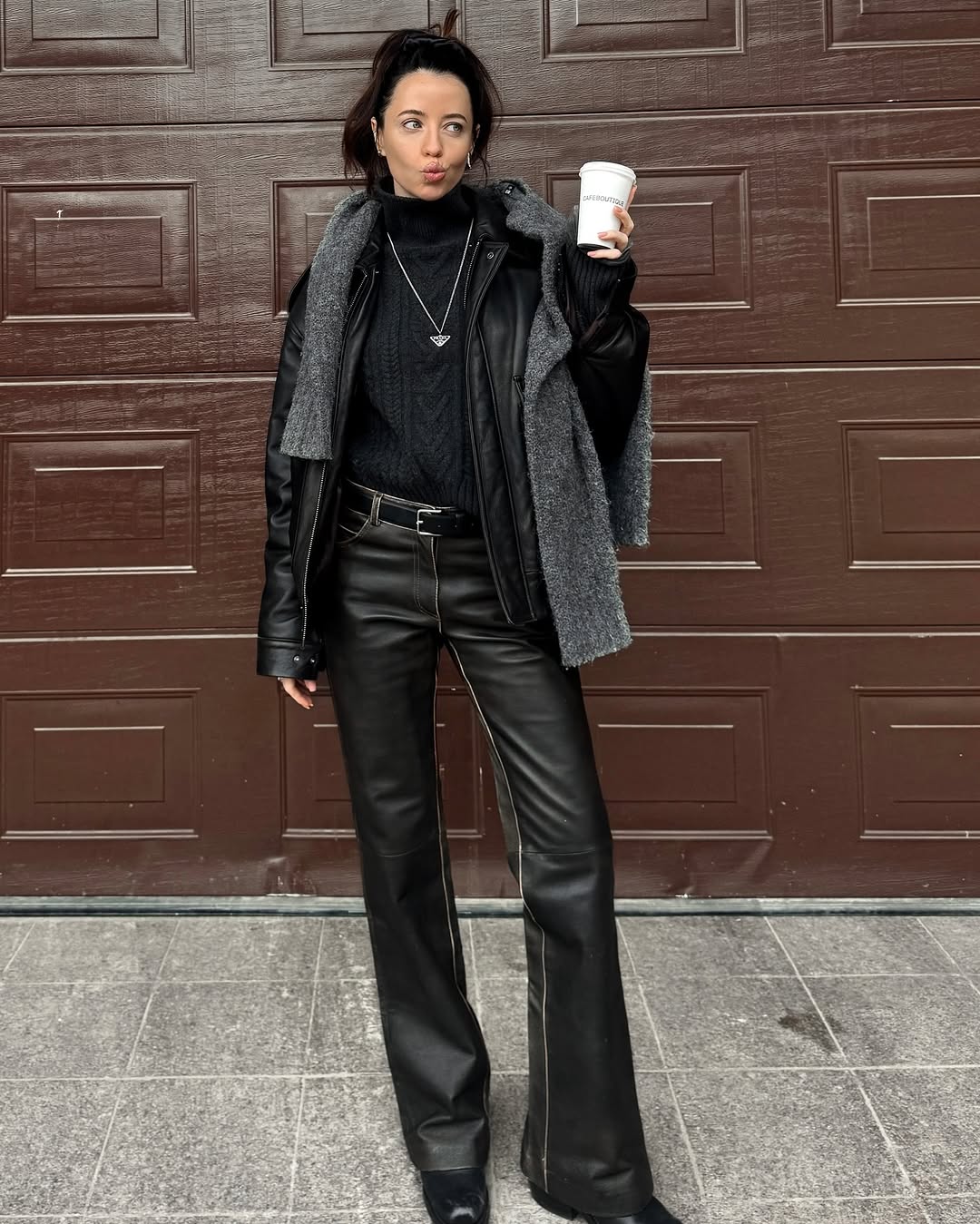 Total black: Надя Дорофеева продемонстрировала стильный образ, который сможет повторить каждая