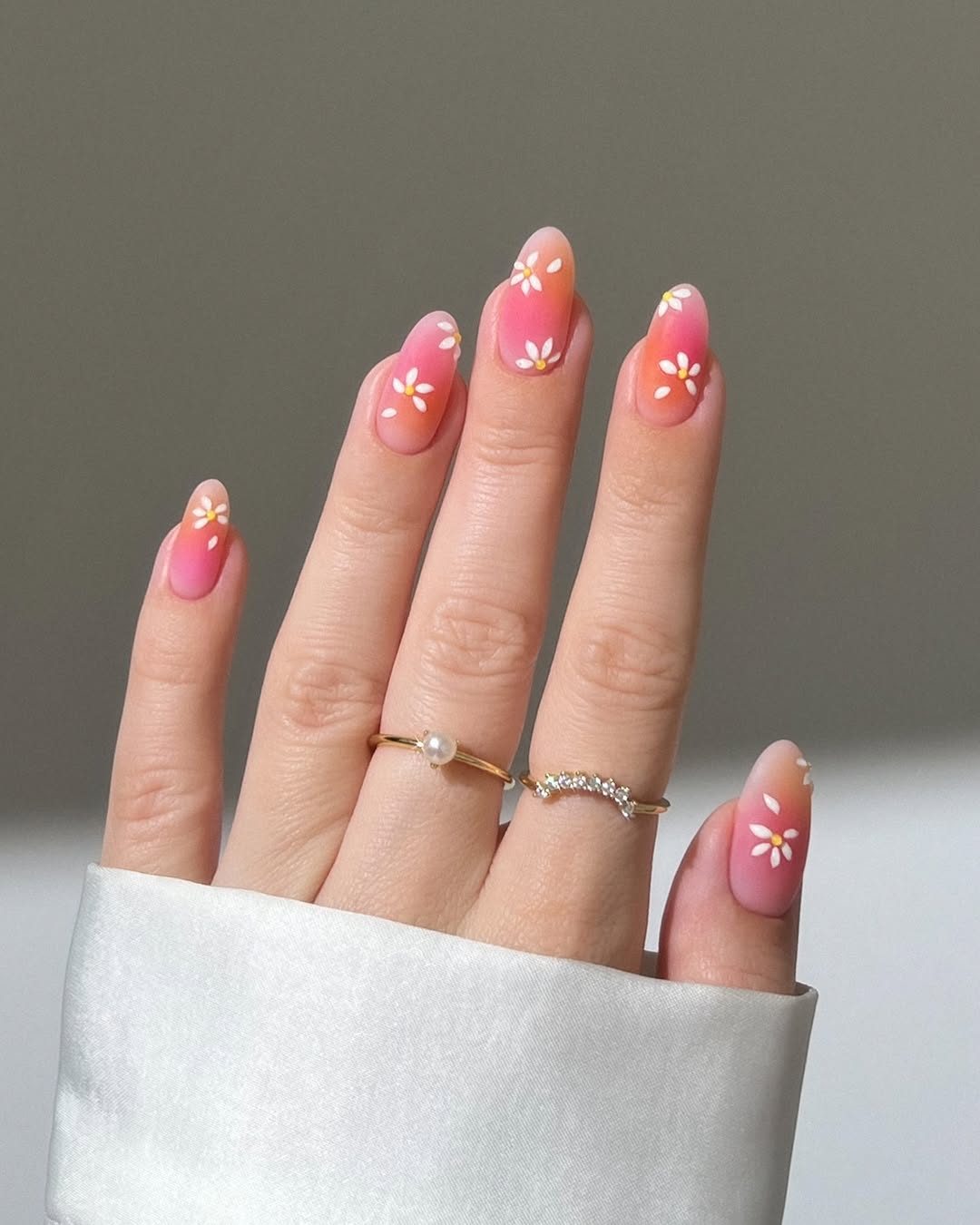 Новинки маникюра на весну: какие дизайны выбрать в марте 2025 года