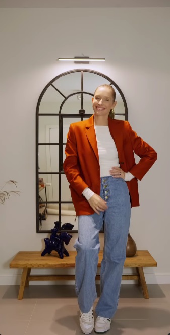 Весняний фаворит: Катя Осадча показала трендову річ у гардеробі на всі випадки життя