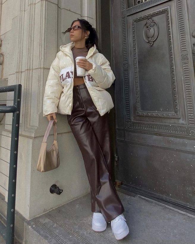 Стилист рассказала, как правильно подобрать кожаные брюки, чтобы оставаться в тренде