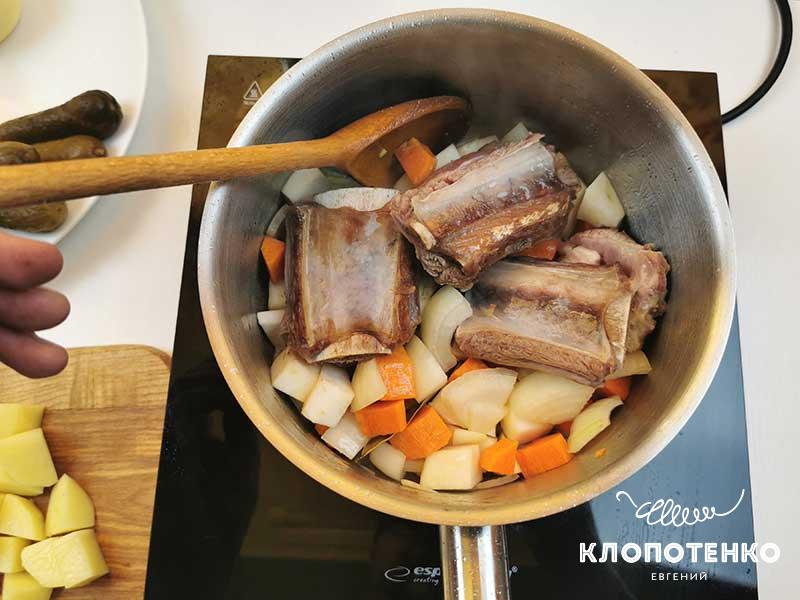 Клопотенко поделился рецептом идеального рассольника, добавив туда &quot;нестандартные&quot; огурцы