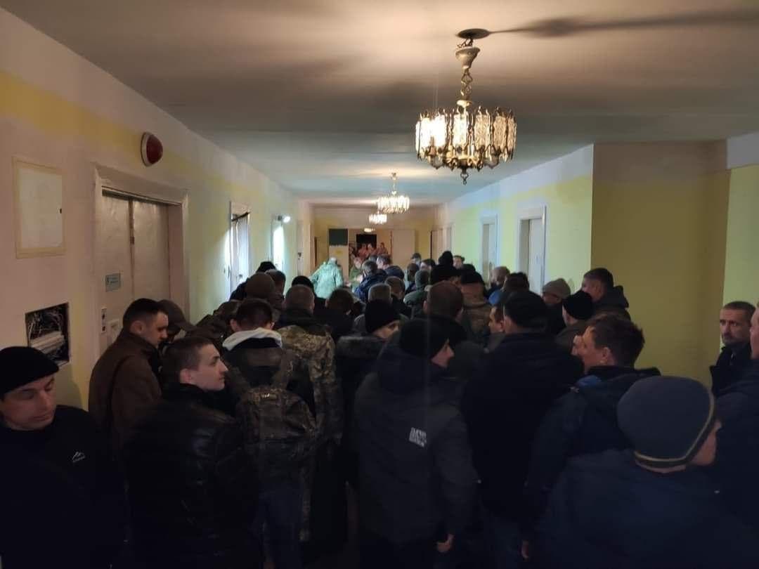 Украинцы рвутся в боевую бригаду: огромные очереди попали на фото