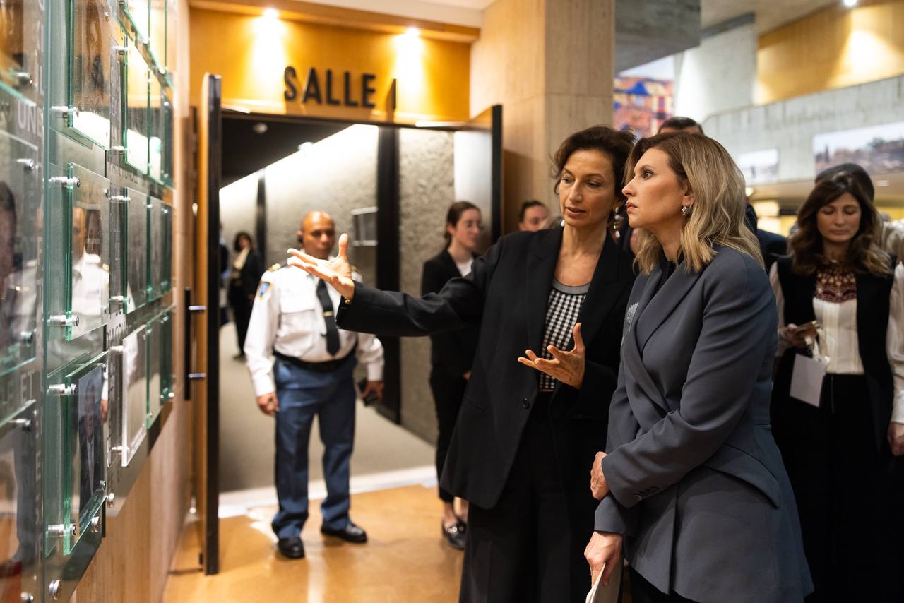 Зеленская поразила французов стильным жакетом с одуванчиками во время выступления на конференции ЮНЕСКО