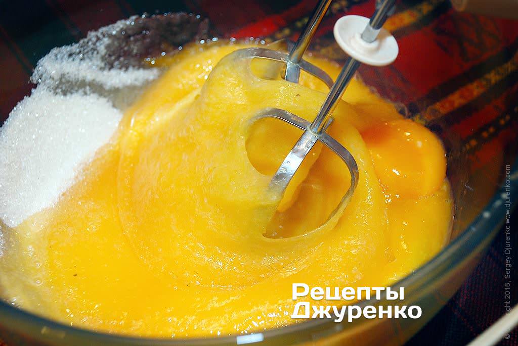 Кулінар поділився &quot;швидким&quot; рецептом шарлотки з яблуками: впорається навіть початківець!