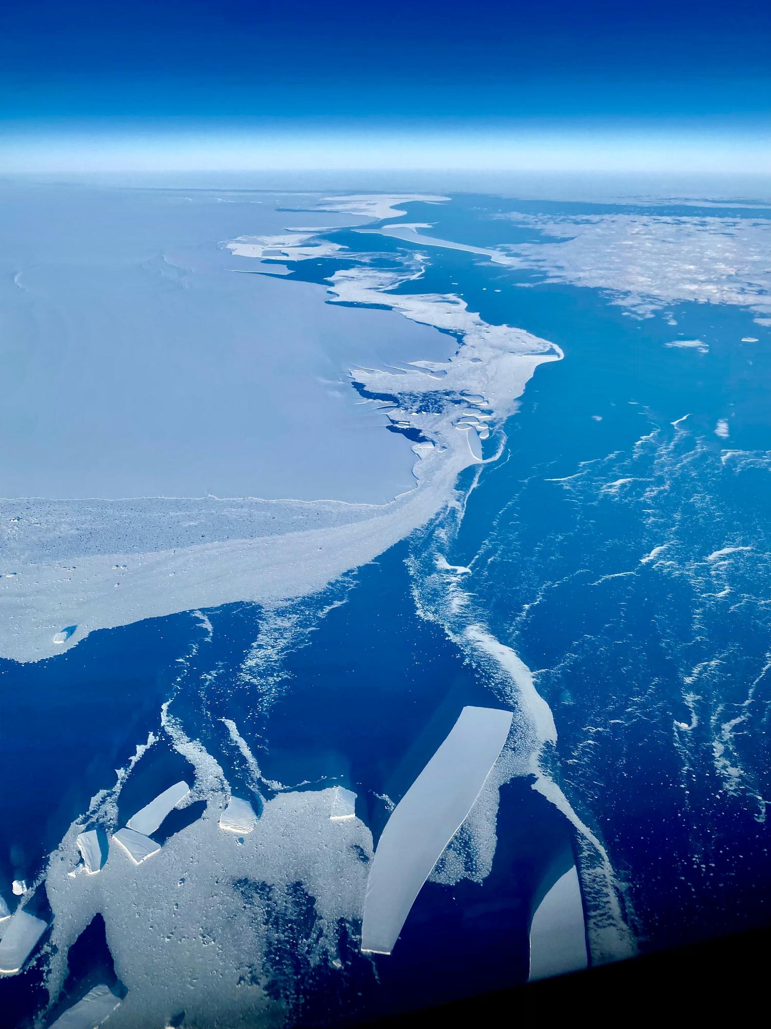 Пилоты показали, как выглядит ледяная взлетно-посадочная полоса в Антарктиде из их кабины