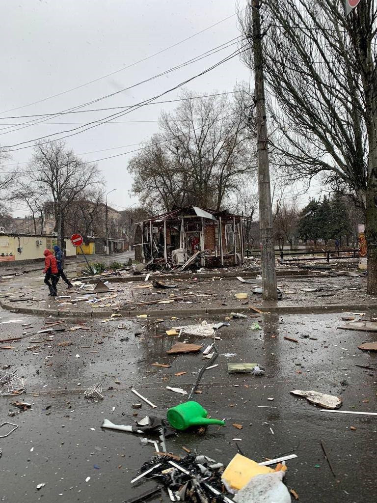 Появились фото обстрелянных путинскими войсками мирных кварталов Мариуполя