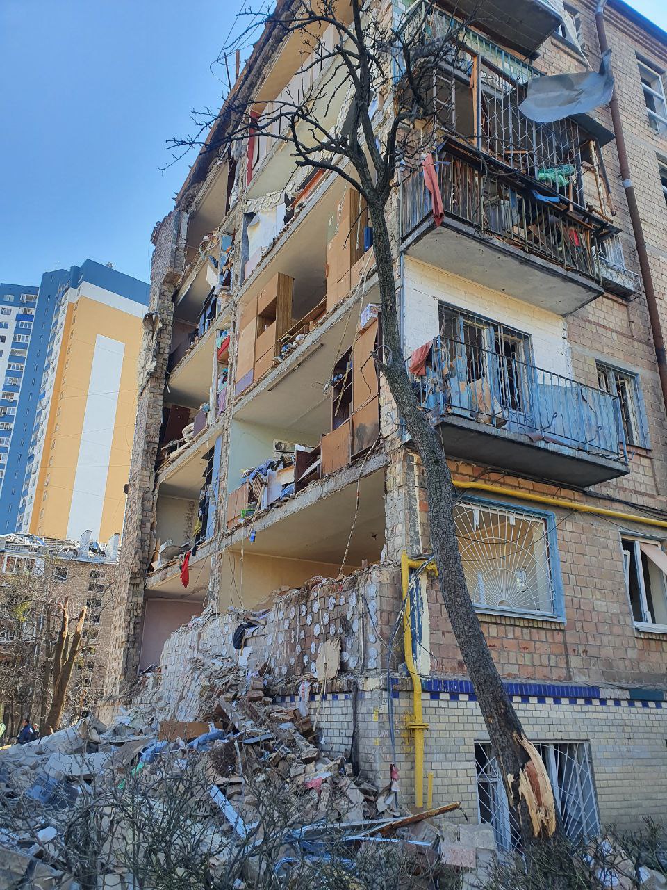Фото и видео разрушений на Виноградаре в Киеве, куда упала сбитая вражеская ракета