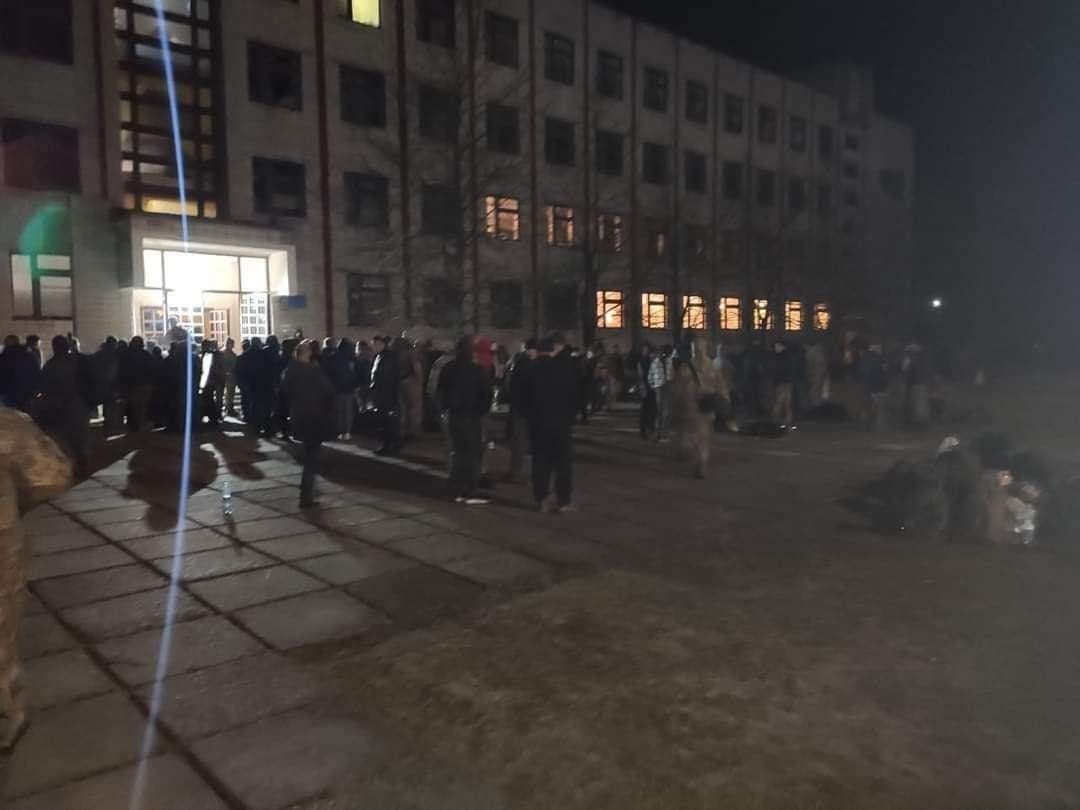 Украинцы рвутся в боевую бригаду: огромные очереди попали на фото