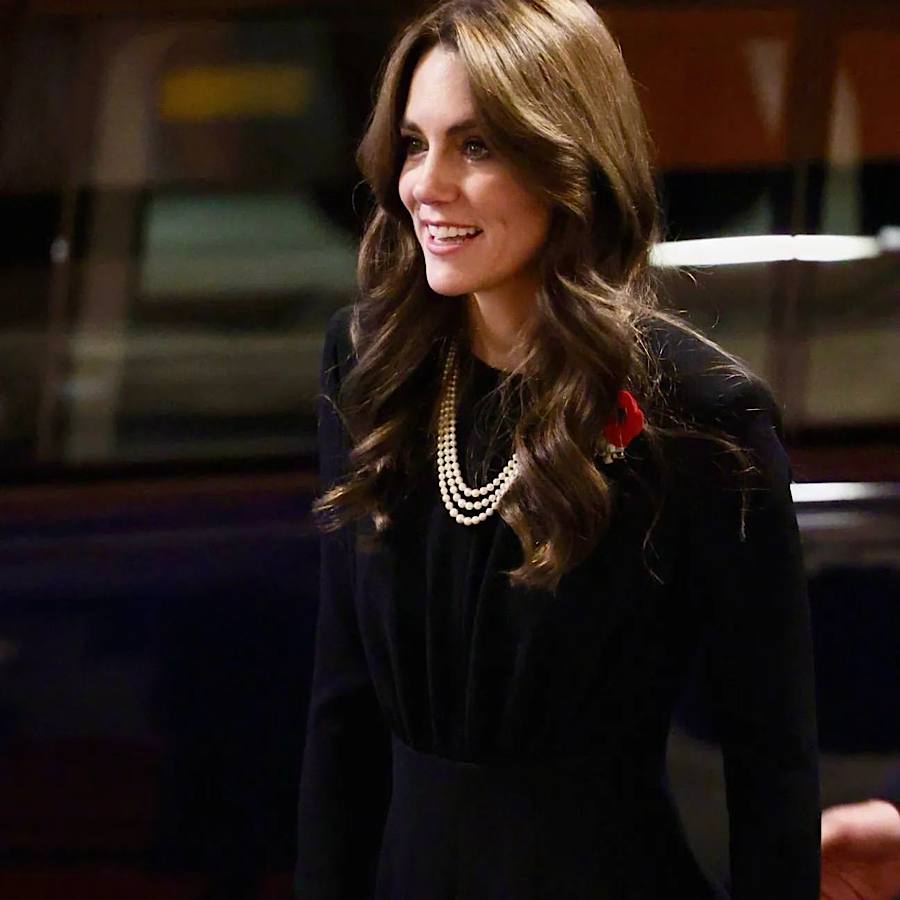 Кейт Міддлтон показала, як поєднати вишукану чорну сукню з королівським перловим намистом (фото)