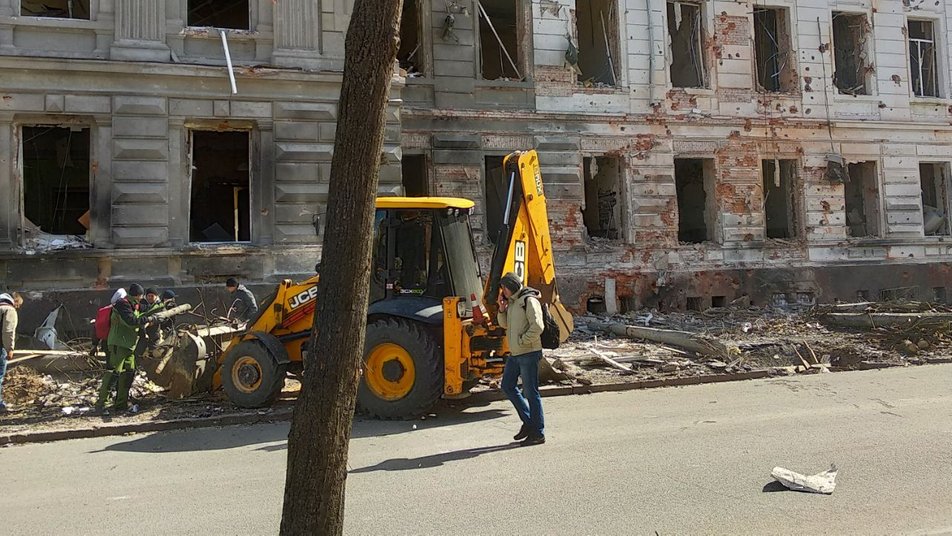 Харьков начали расчищать после бомбардировок: фоторепортаж