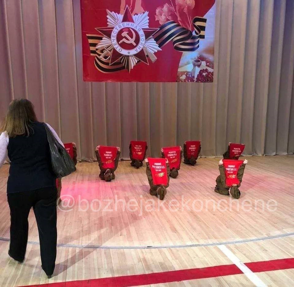 Російських дітей розклали у формі солдатських могил до 9 травня: епічне фото