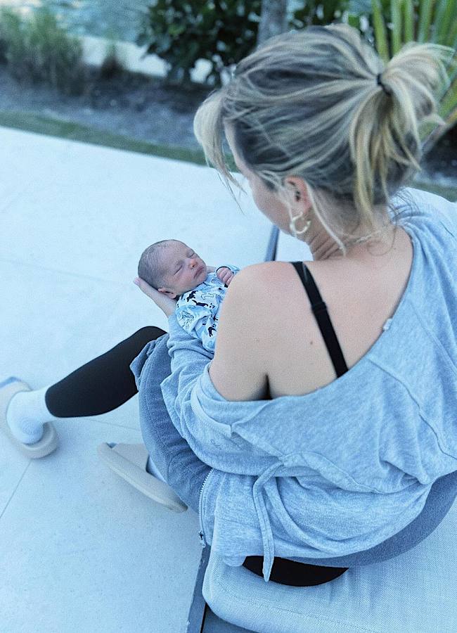 Звезда культового сериала "Дневники вампира" показала, как выглядит ее новорожденный малыш