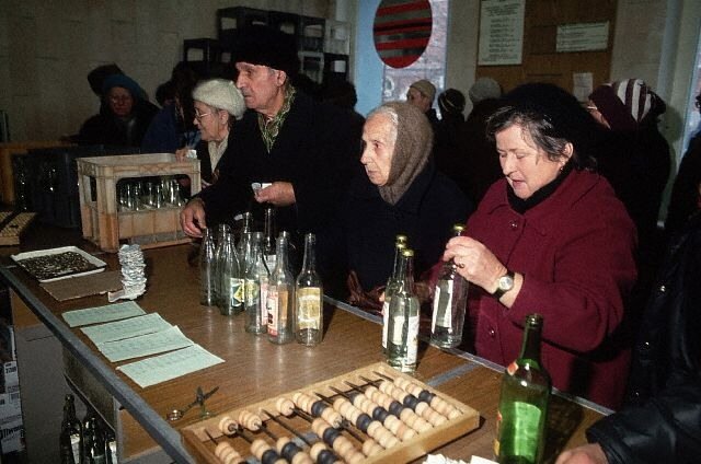 З'явилися правдиві фото пенсіонерів в СРСР: тотальні злидні і порожнеча в очах
