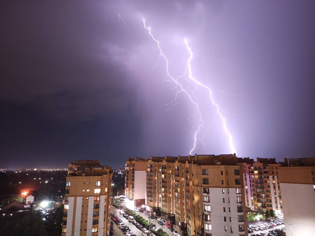 Смотрите, как молнии в Киеве устраивали световое шоу этой ночью